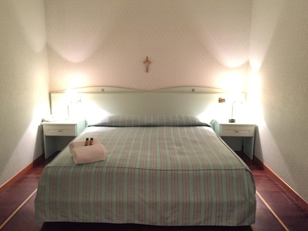 Oscar E Amorina Montegiorgio Ruang foto